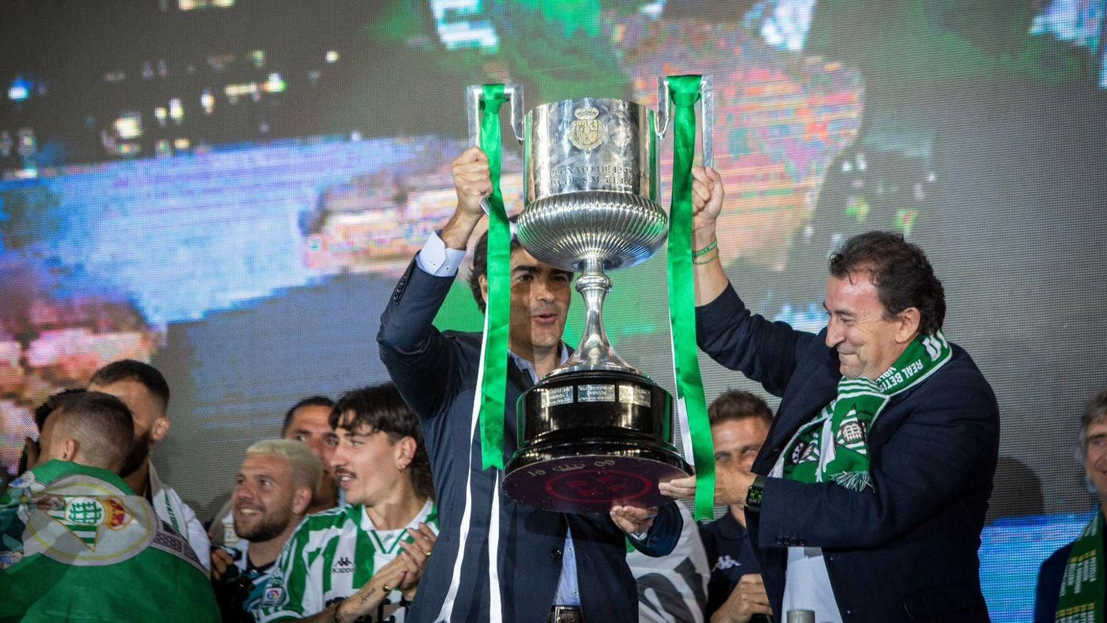 Ángel Haro y José Miguel López Catalán levantando el título de Copa del Rey