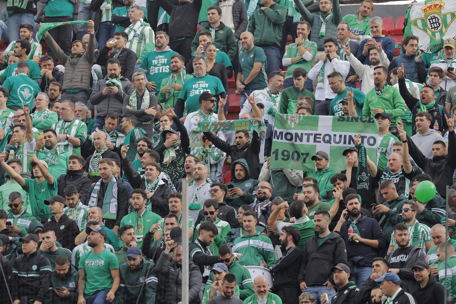 Búscate en las fotos del Sevilla -Betis