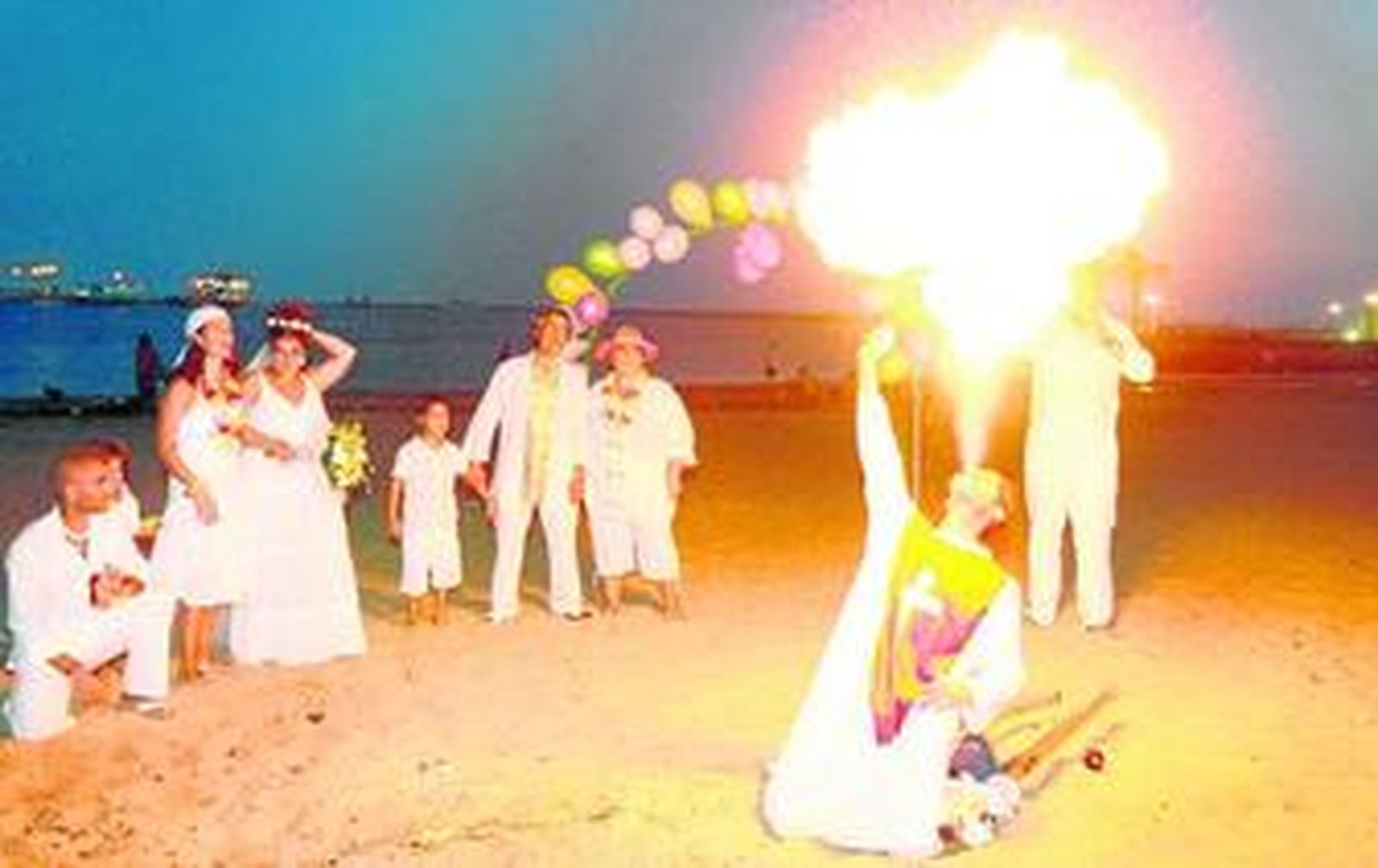 Celebración de una boda ibicenca en la playa, con espectáculo de fuego incluido.