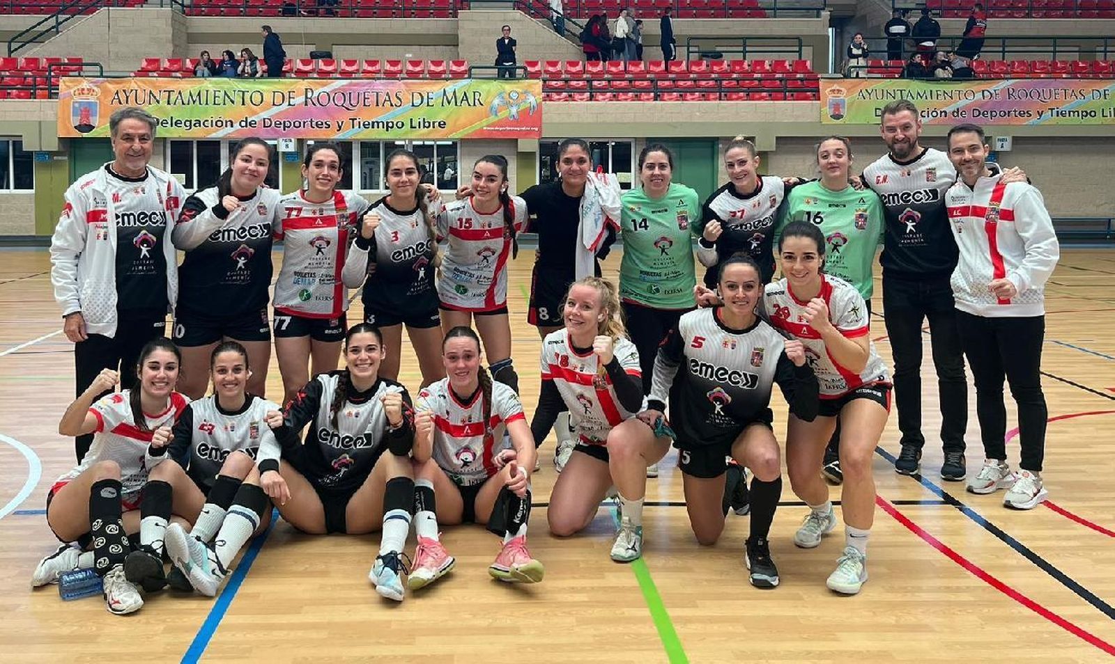 Las jugadoras del Costa de Almería Roquetas celebran el triunfo ante Parla.