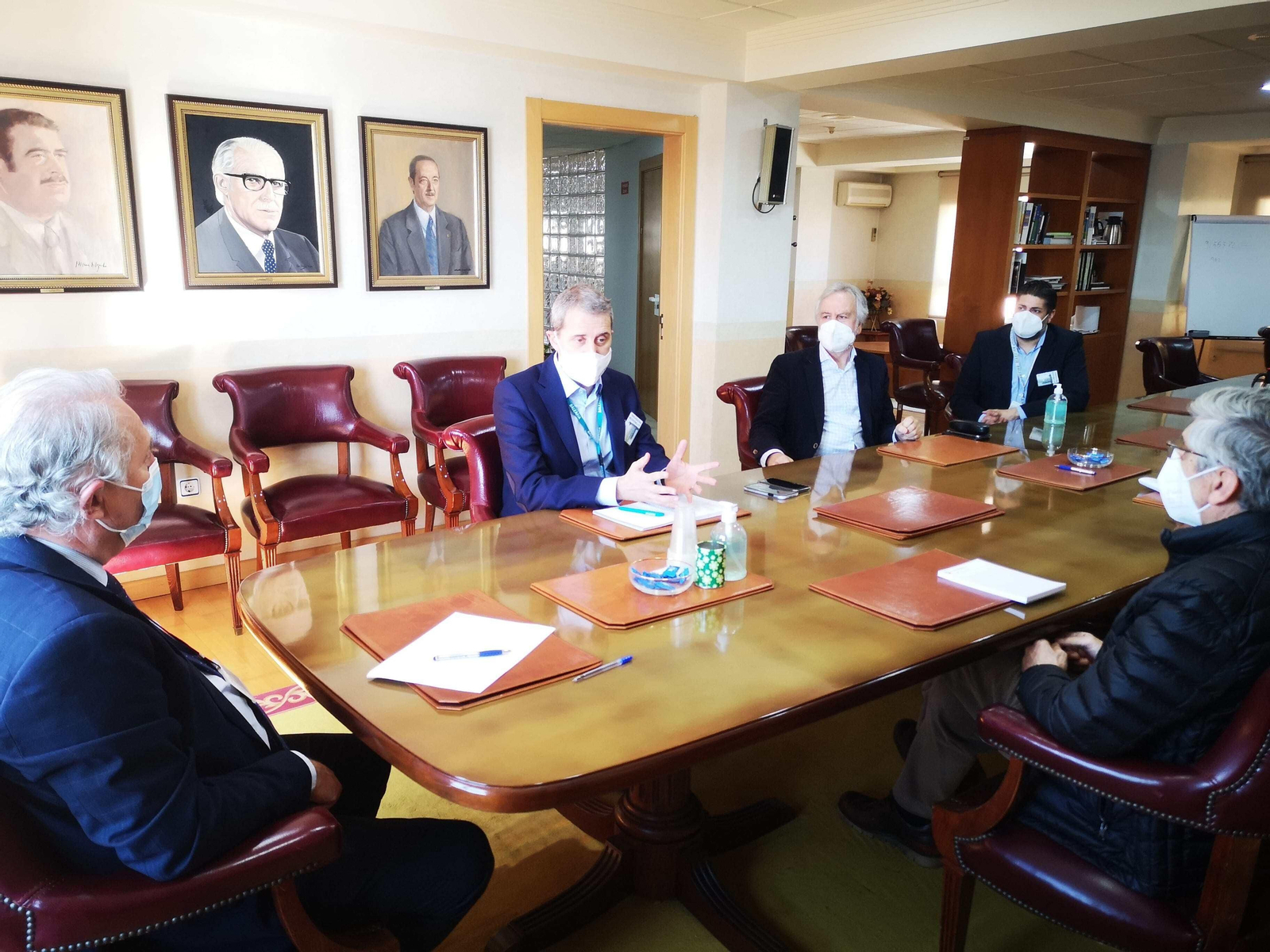 Directivos de la naviera exponen al presidente de la APA los planes de la compañía a partir del próximo 1 de abril .