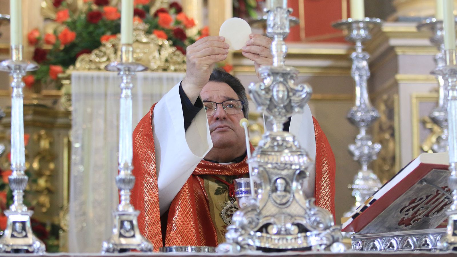 El párroco del municipio, Antonio Cobo Cobo, oficiaba la solemne eucaristía.
