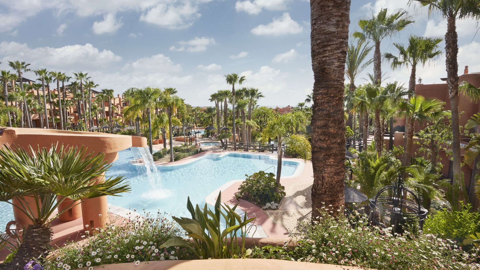 Un diseño pensado para el descanso entre lagos y jardines