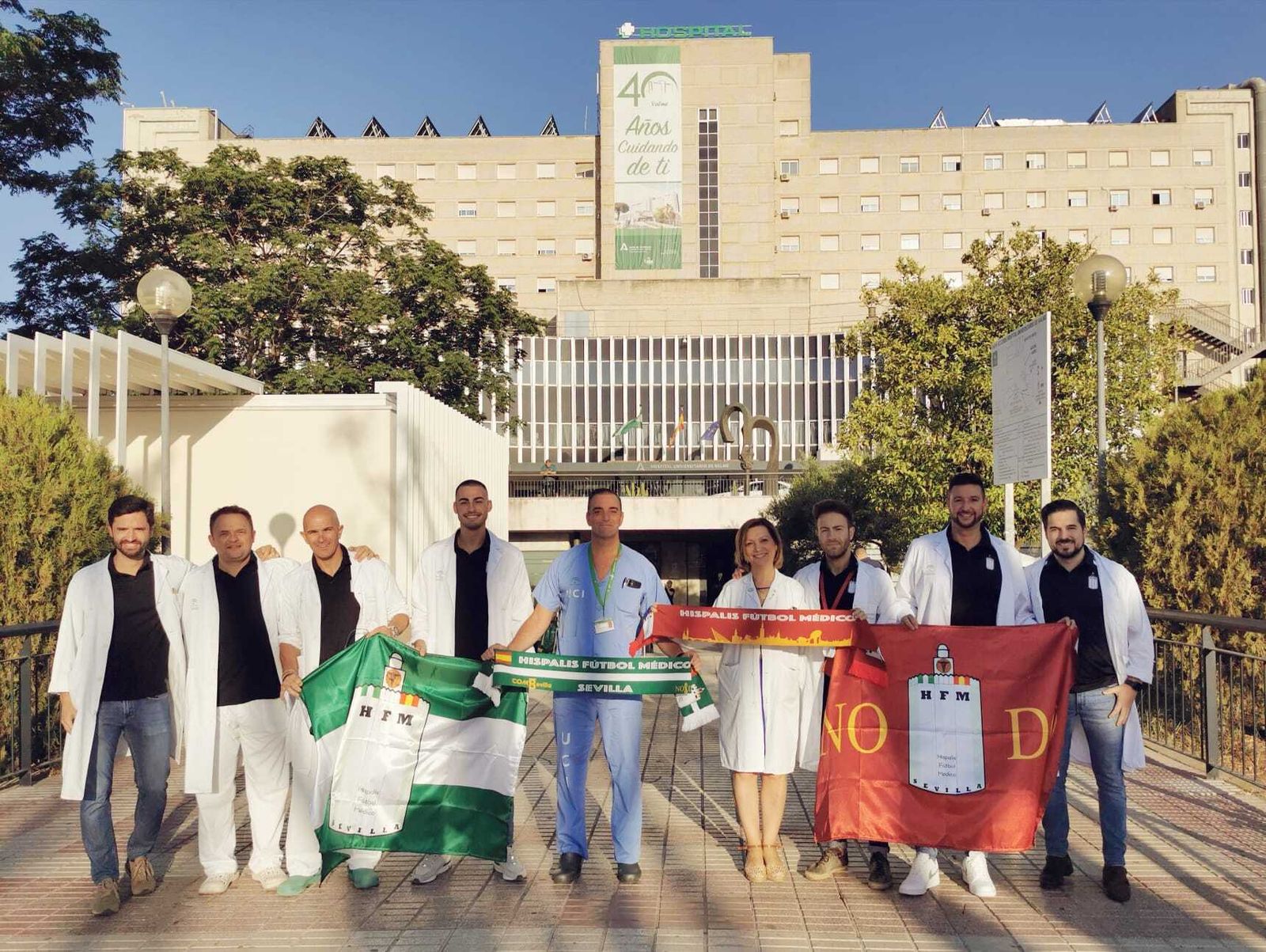 El director médico junto a la directora de enfermería del Valme arropando al 'Equipo Híspalis Fútbol Médico' con una representación de profesionales participantes de este centro y su capitán a la derecha, el cirujano Alberto Gallego Vela.