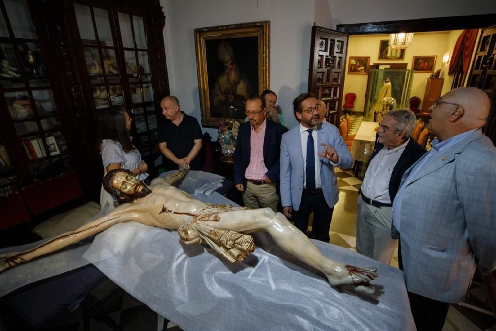 Imagen del Cristo de Pablo de Rojas en el taller en el que está siendo restaurado