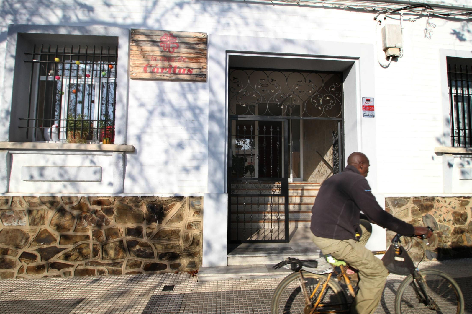 Fachada de la sede de Cáritas Diocesana en Huelva.