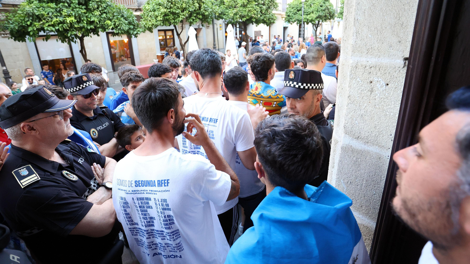 Baño de masas del Xerez CD en Jerez por su ascenso