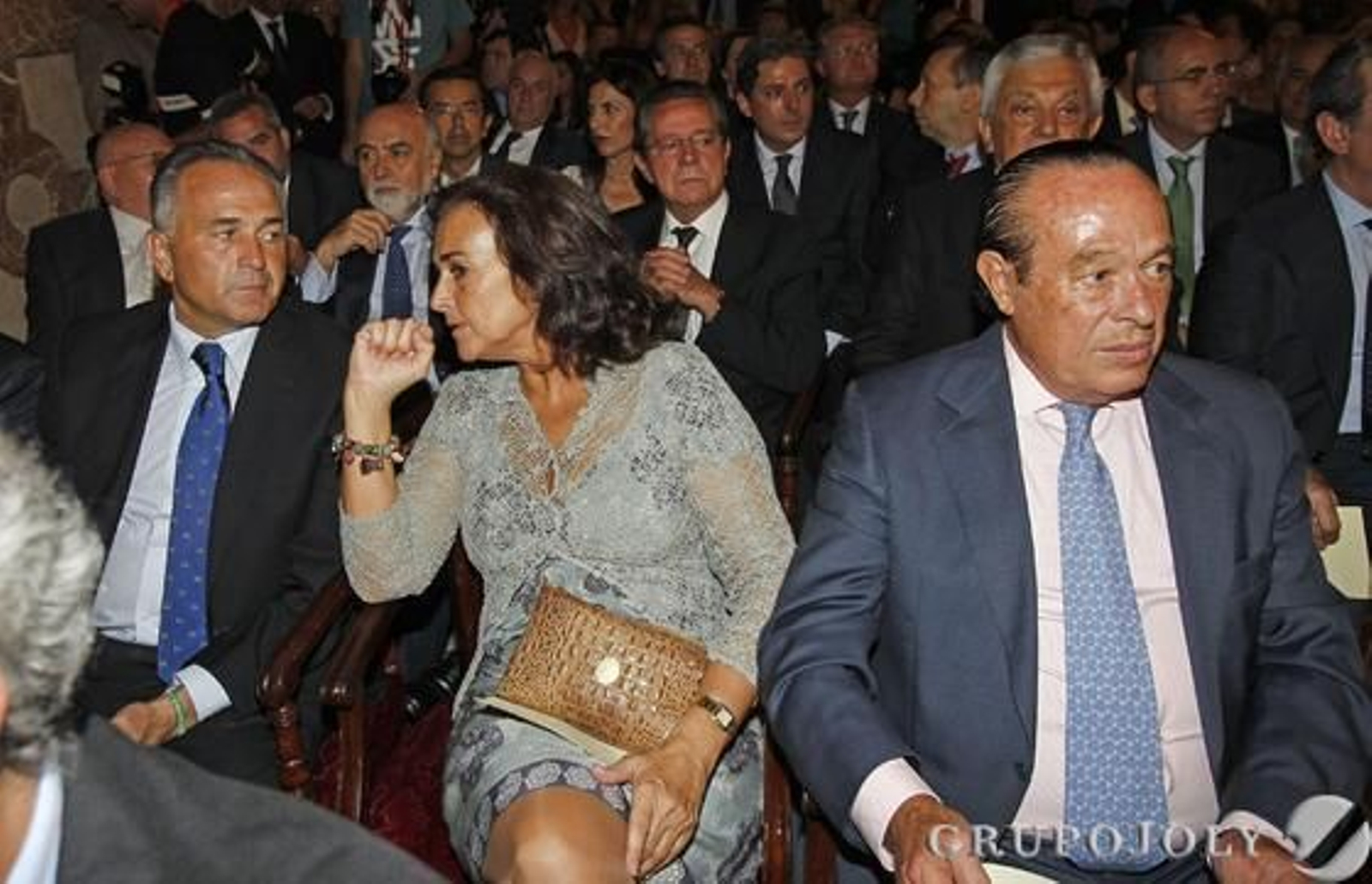 Rafael Gordillo conversa con Carmen Tello junto a Curro Romero.

Foto: Antonio Pizarro - Manuel Gómez