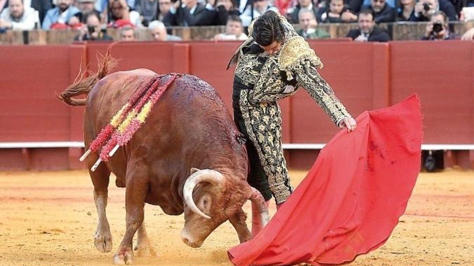 Este vestido de Morante sirvió para confeccionar la saya de la Virgen de la Caridad Foto de Manu Gómez