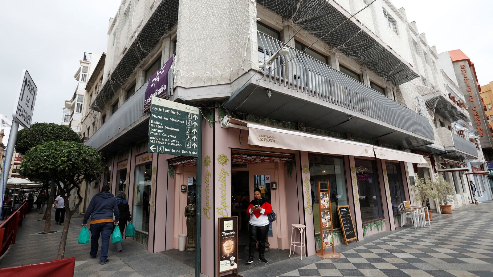 Fachada rosa de la cafetería-tapería 'Especiality' en un extremo de la Plaza Alta.