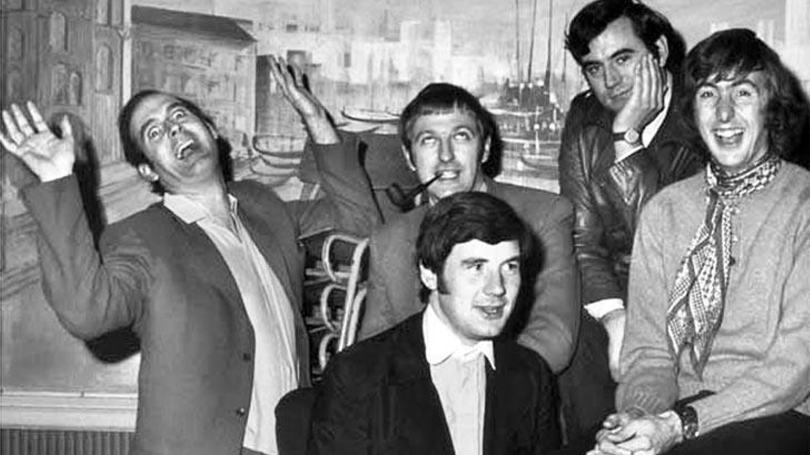 John Cleese, Graham Chapman, Michael Palin, Terry Jones y Eric Idle, cinco de los seis miembros de los Monty Python.