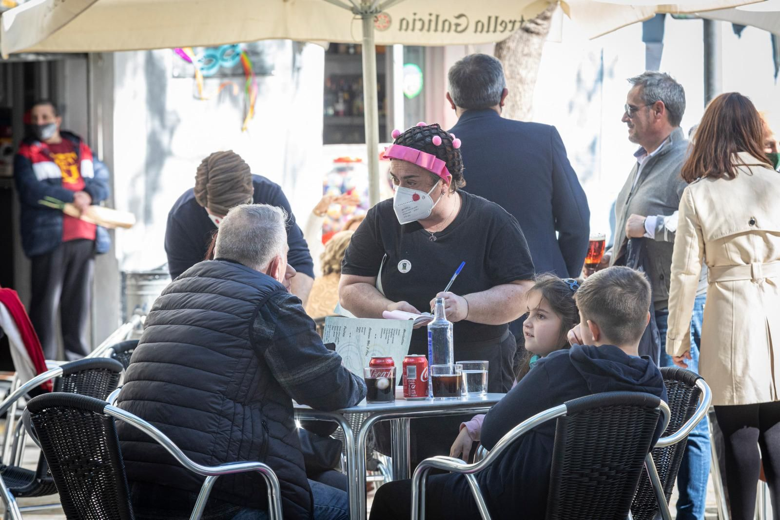 Así vive Cádiz el domingo de Carnaval del coronavirus