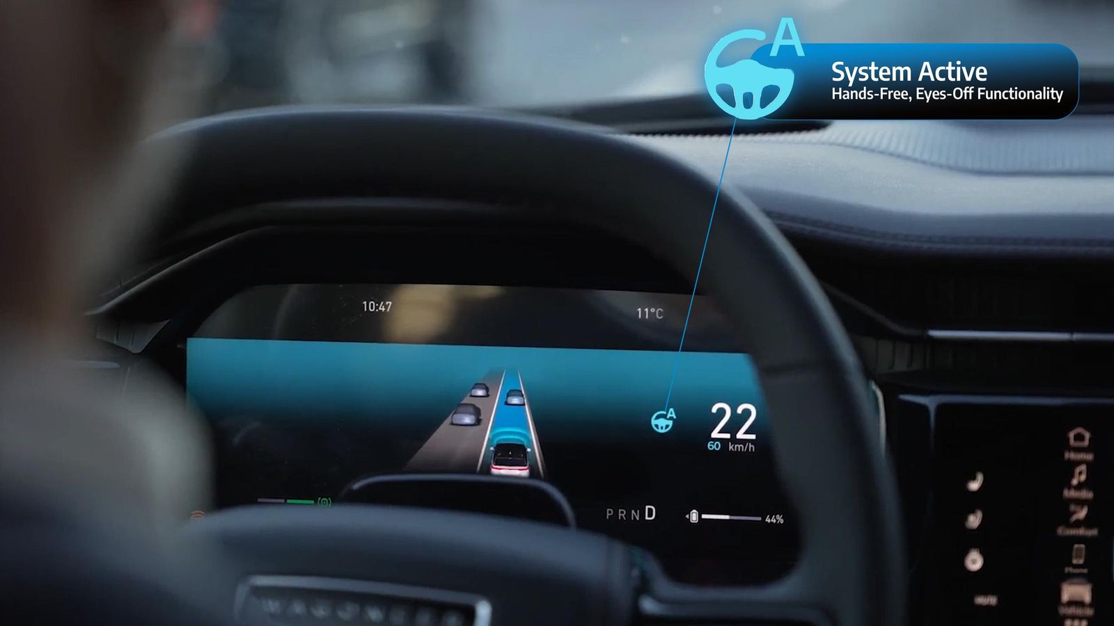 Cuando las condiciones del tráfico son las adecuadas para ello, en el cuadro de instrumentos aparece una indicación que invita al conductor a activarlo con un botón físico.
