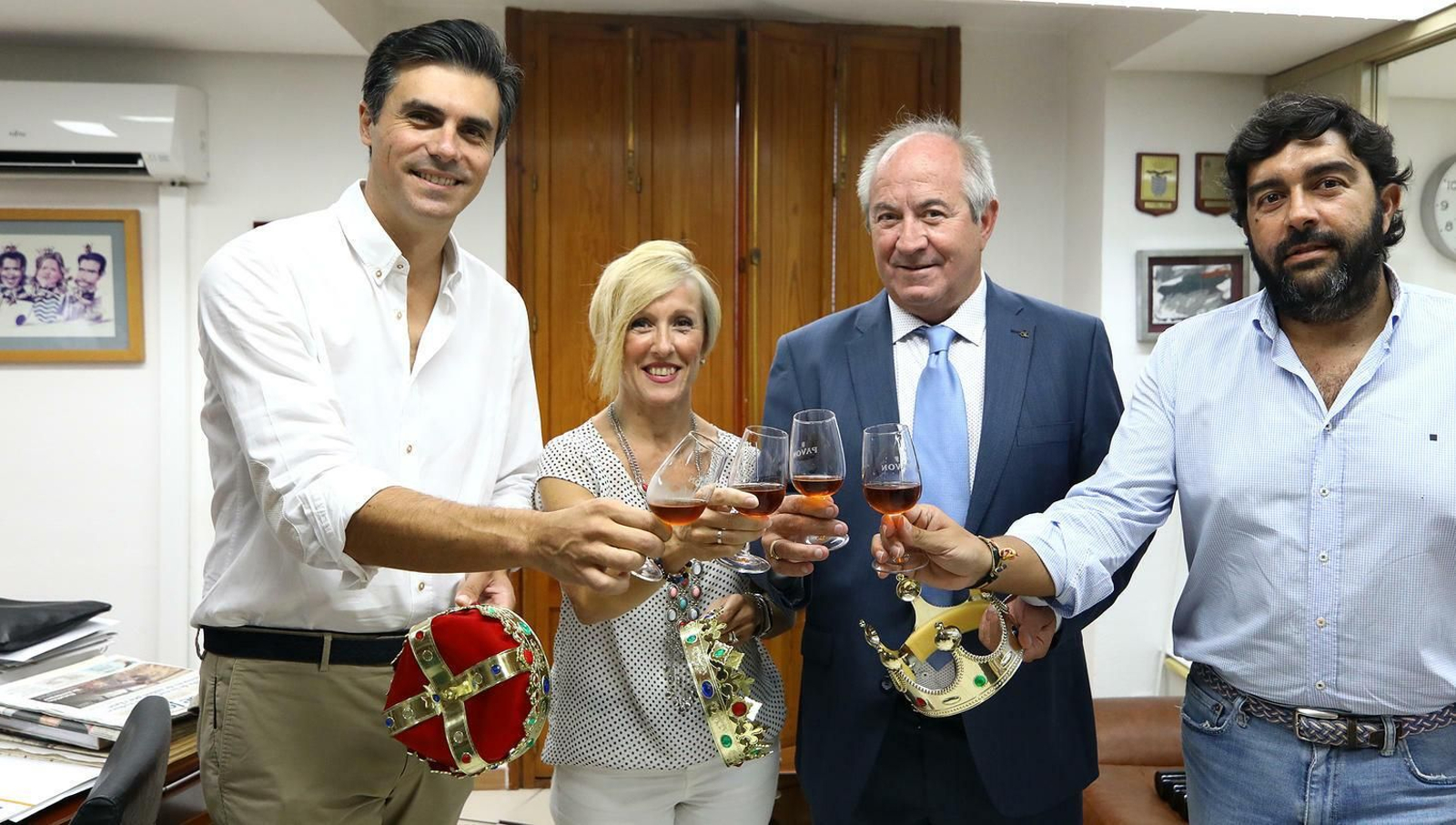 Willy Pérez, Carmen Martín, Rafael Pérez y José Manuel García brindan por su designación como Reyes Magos y Gran Visir 2020