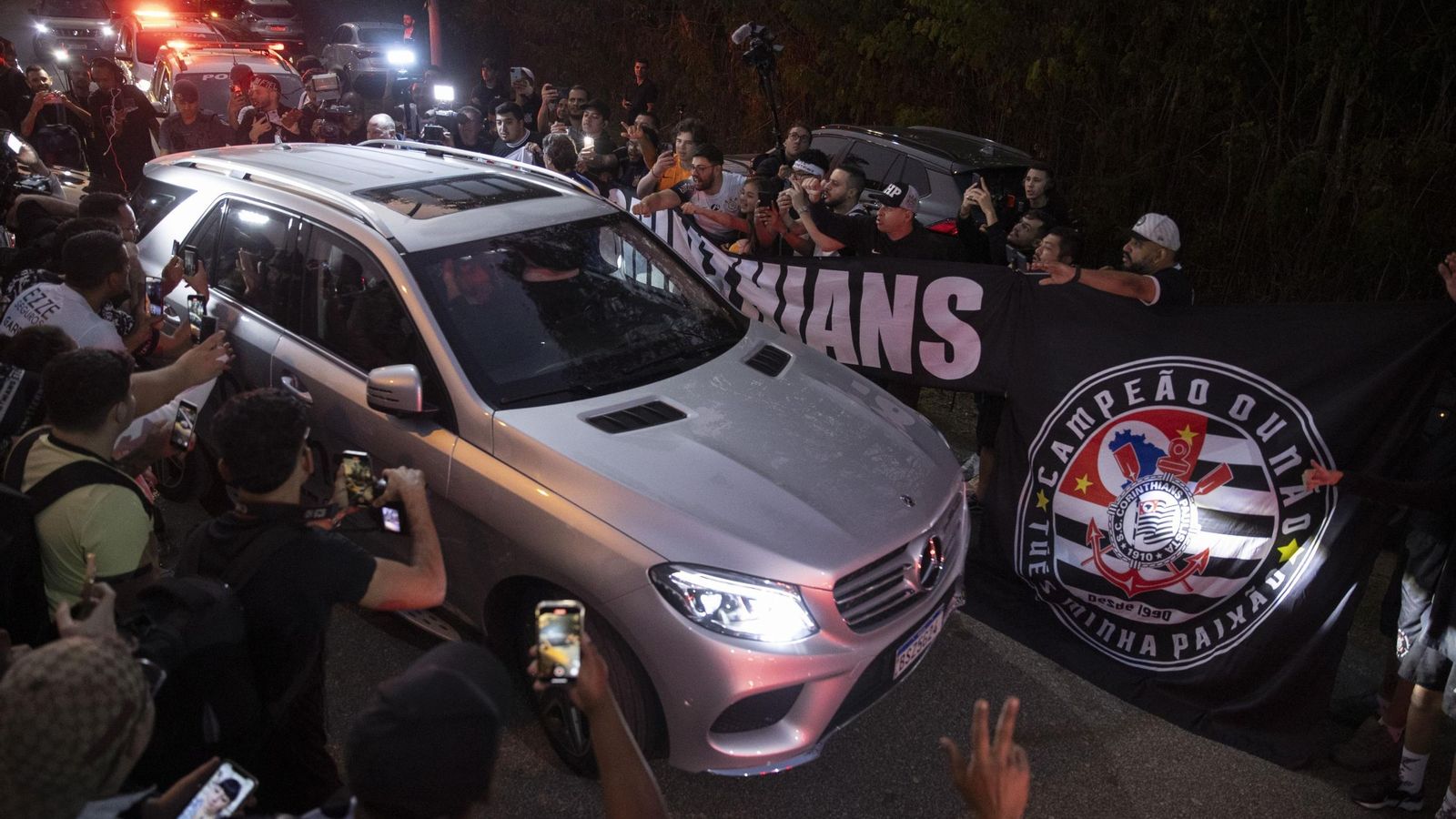 Los hinchas acosan el vehículo que trasladó a Depay desde el aeropuerto de Guarulhos.