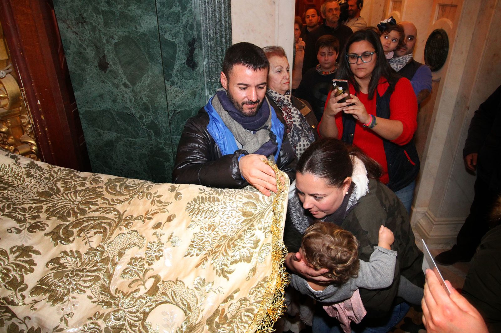 El Rocío celebra La Candelaria con la presentación de los niños a la Virgen, en imágenes