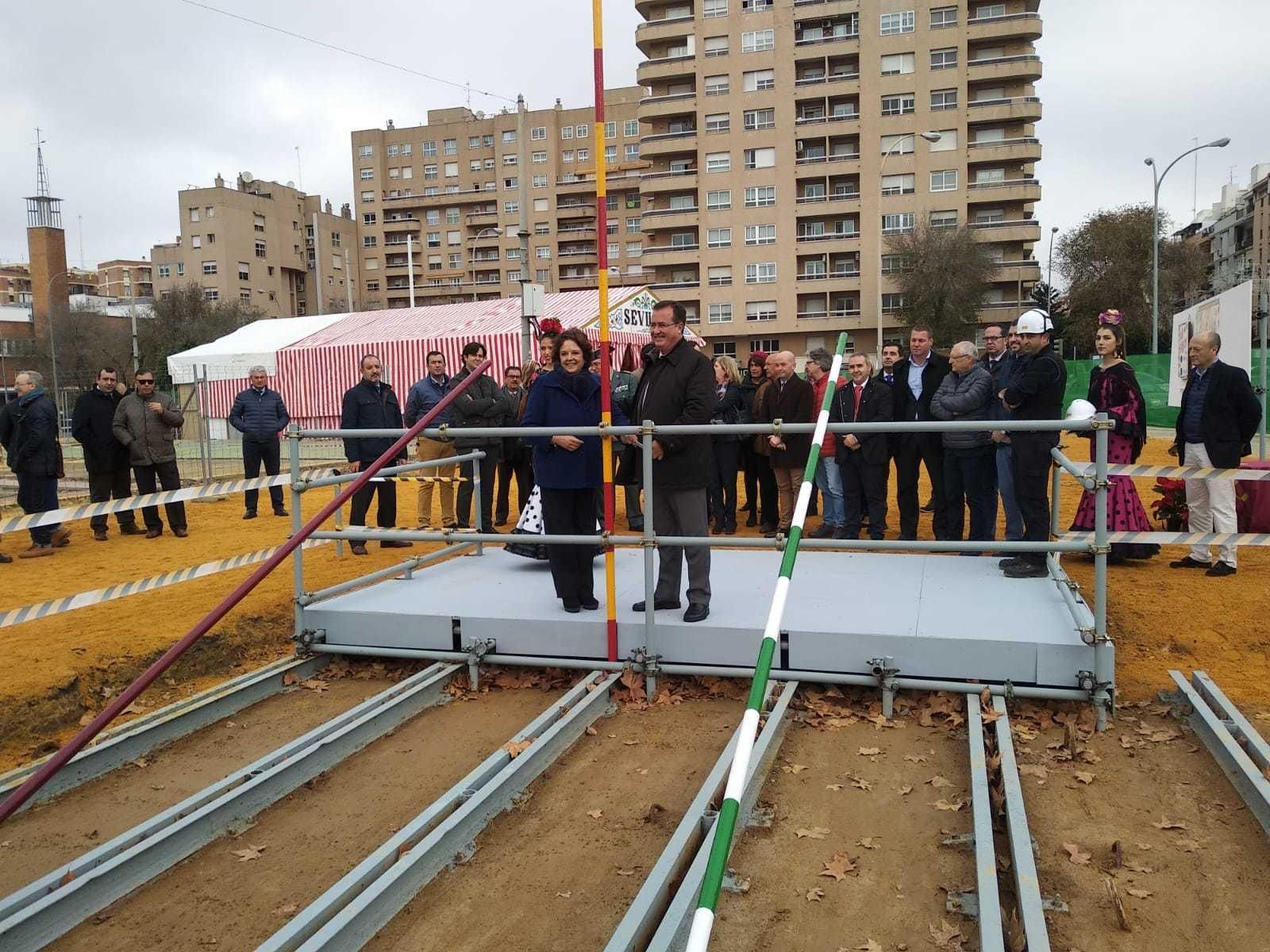 Carmen Castreño y Juan Carlos Cabrera colocan el primer tubo de la portada.