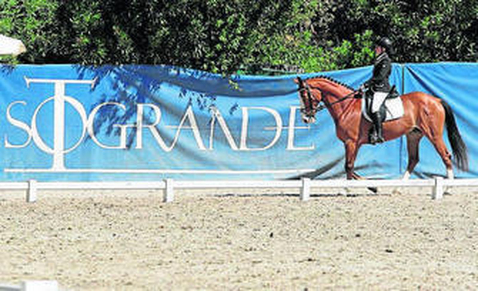 Una participante, junto al cartel del club.