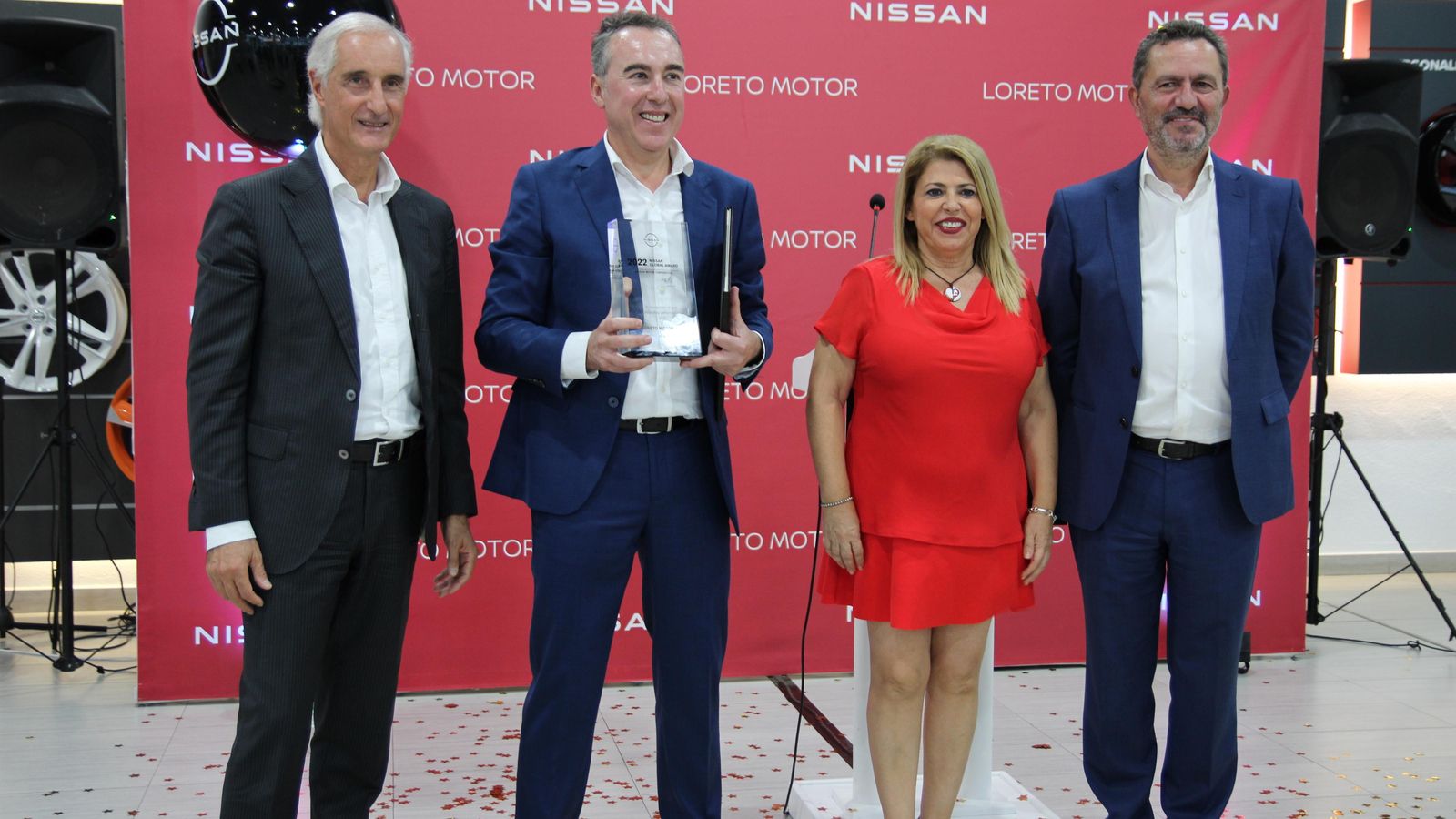 En el acto de entrega de galardón por parte de Bruno Mattucci a la concesión, representada por Toni Reina, estuvo presente Antonio Gil, presidente de EtiCalidad, y Mamen Sánchez Díaz, alcaldesa de Jerez.