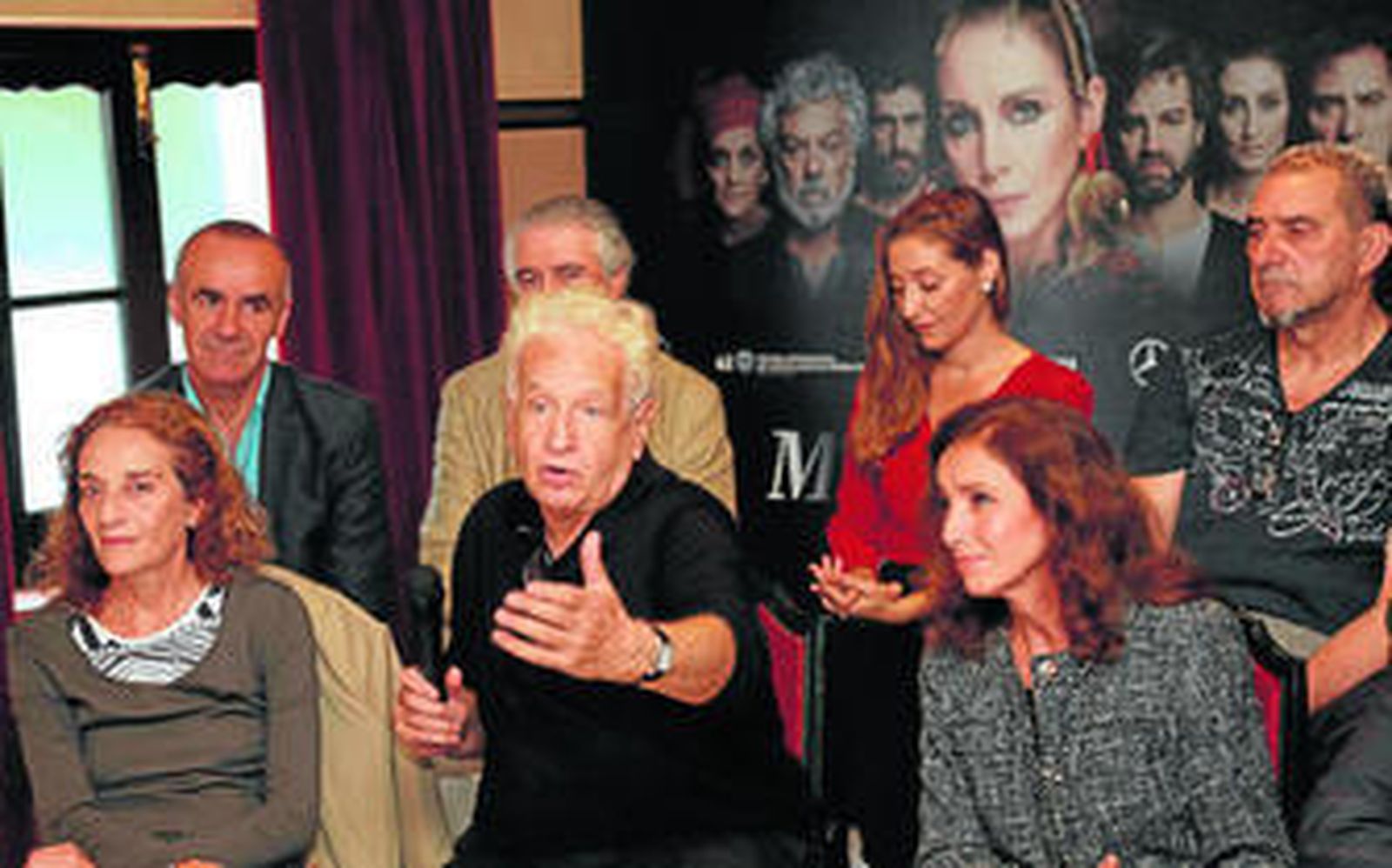 José Carlos Plaza explica los entresijos de su 'Medea', flanqueado por las actrices Consuelo Trujillo y Ana Belén.