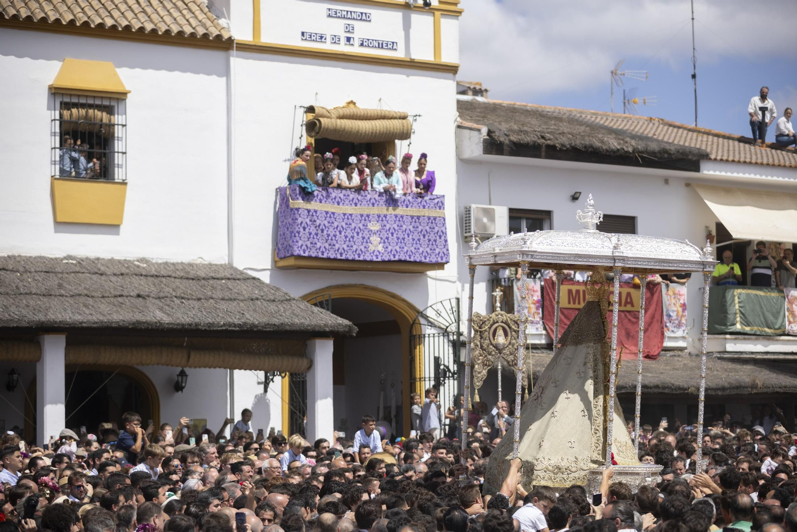 Las mejores imágenes de la procesión de la Virgen del Rocío en la aldea