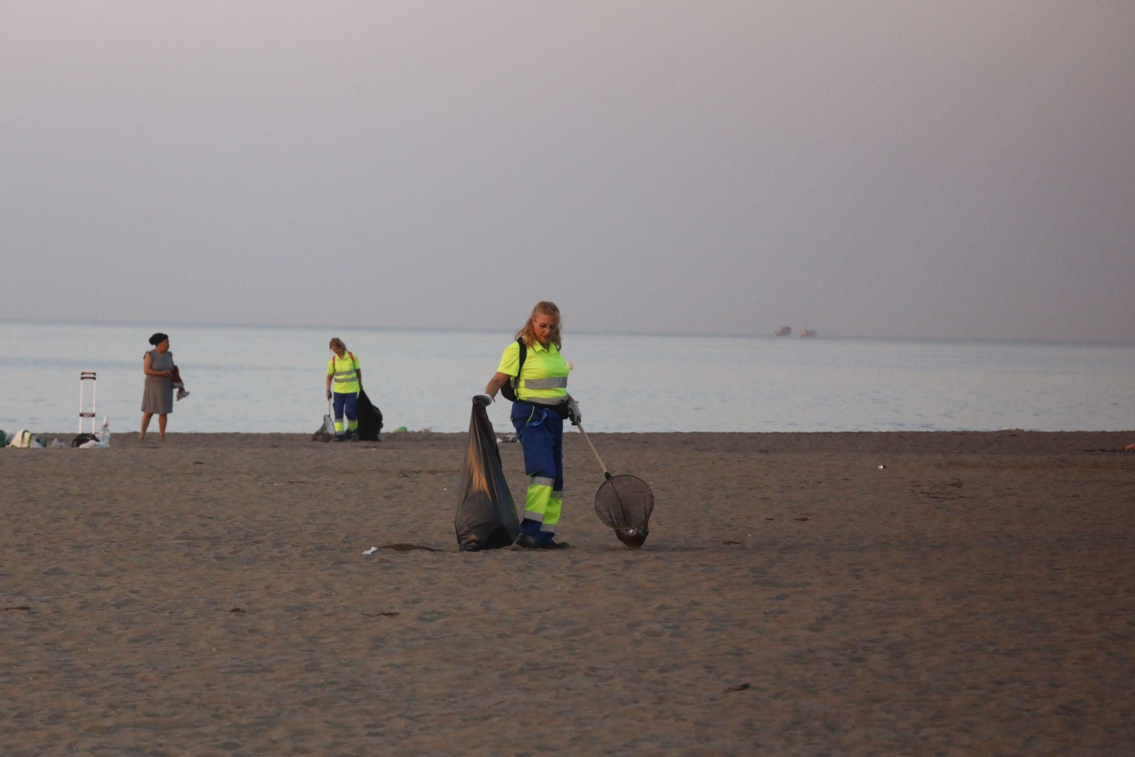 La 'resaca' de la Noche de San Juan en la playa de Huelin en Málaga La 'resaca' de la Noche de San Juan en la playa de Huelin en Málaga