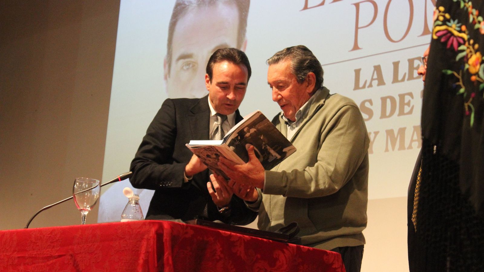 En torero valenciano junto al ganadero Fernando Cuadri