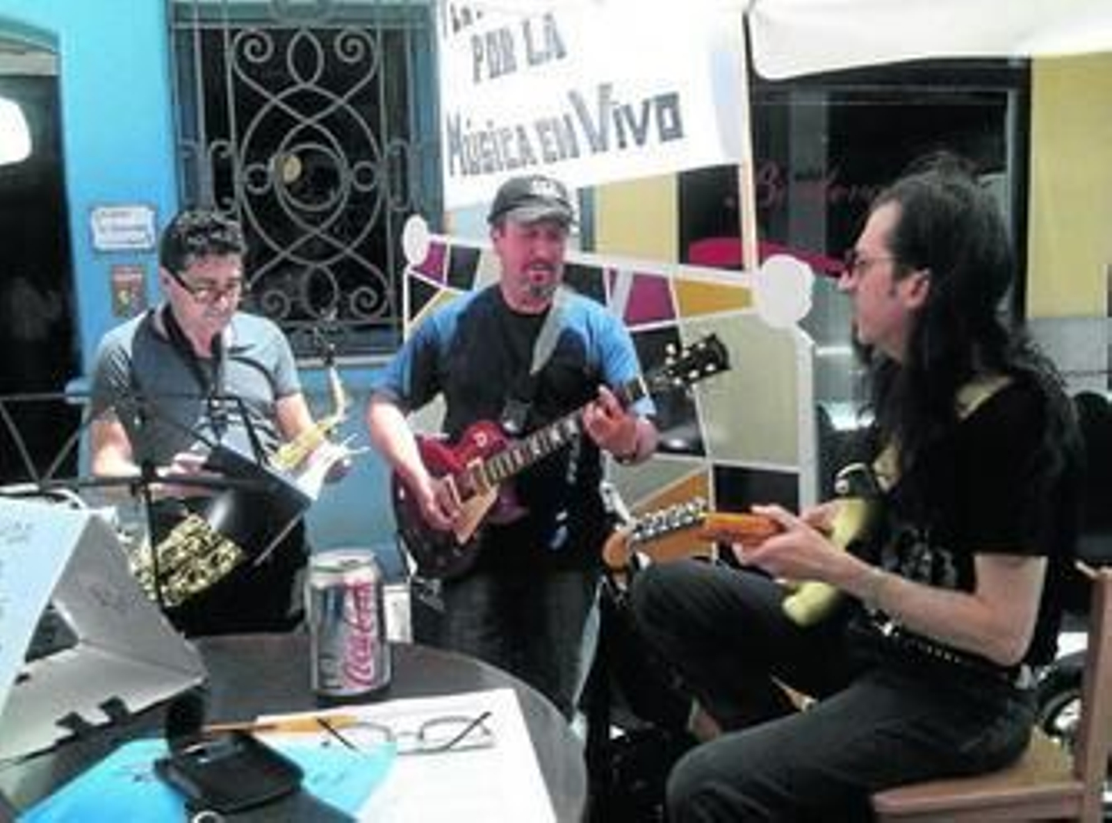 Un grupo toca en la calle como señal de protesta.