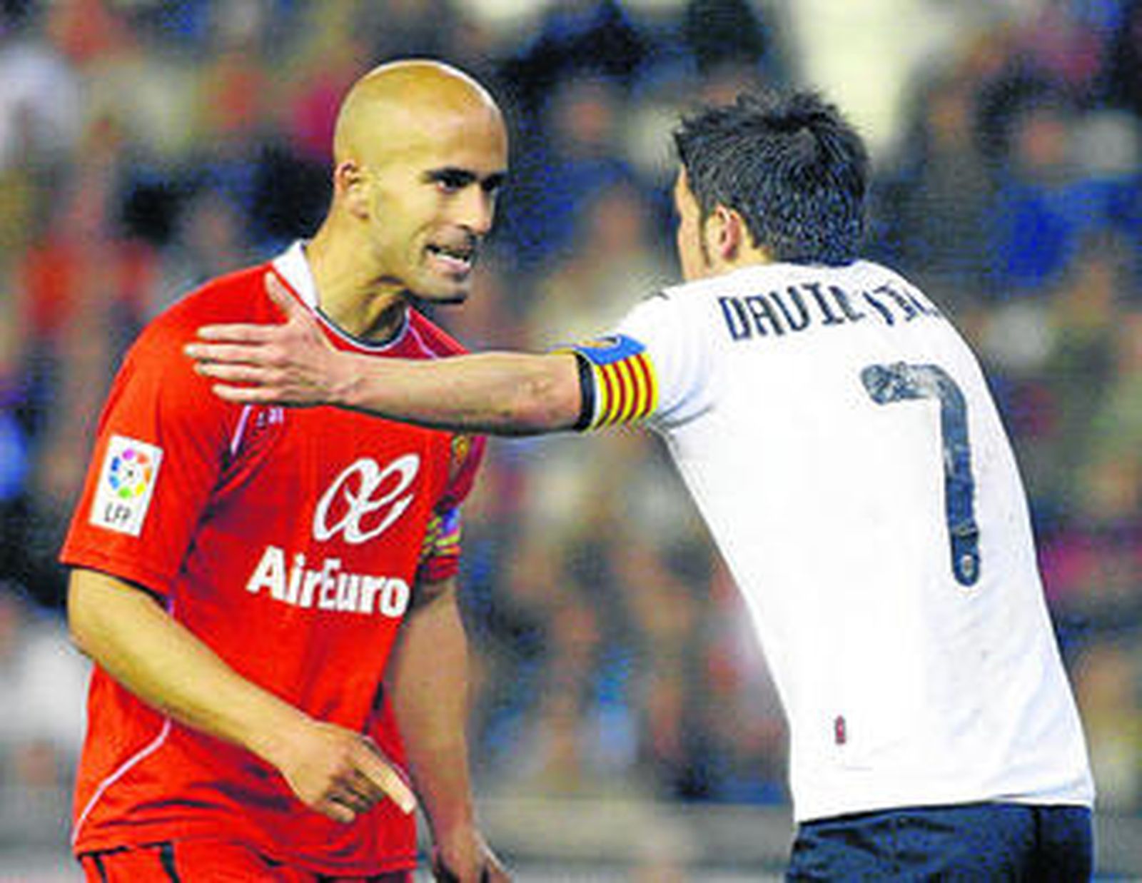 Villa se encara con el mallorquinista Nunes en un momento del partido.