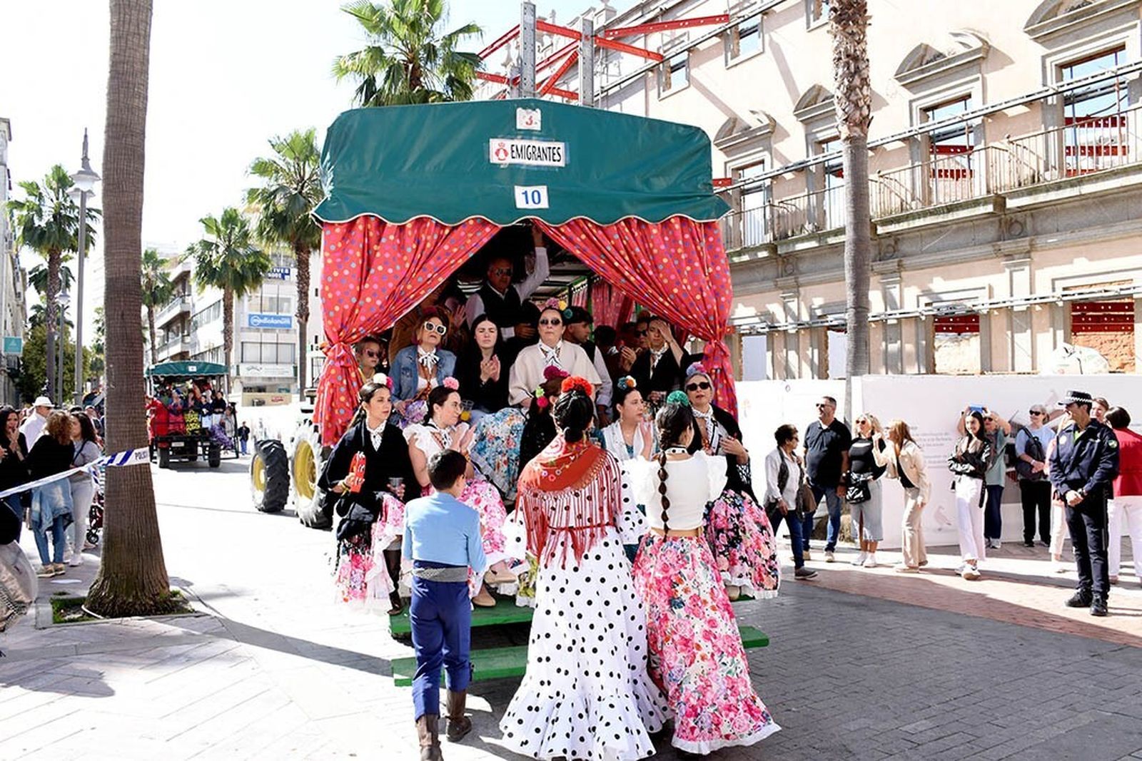 Imágenes de los peregrinos de la Hermandad de Emigrantes en su salida por las calles de Huelva