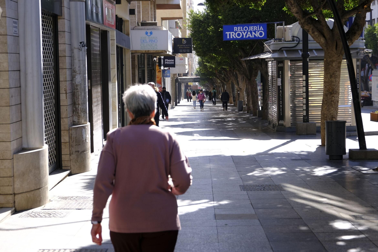 Comercios cerrados  en una callle andaluza.