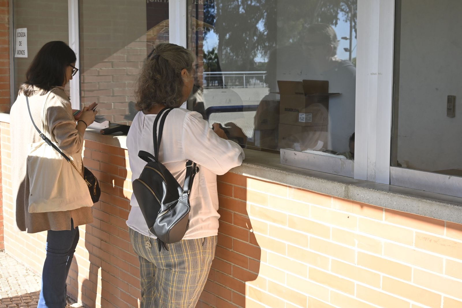 Ambiente en la venta de entradas, para el partido de Copa del Rey en el Colombino