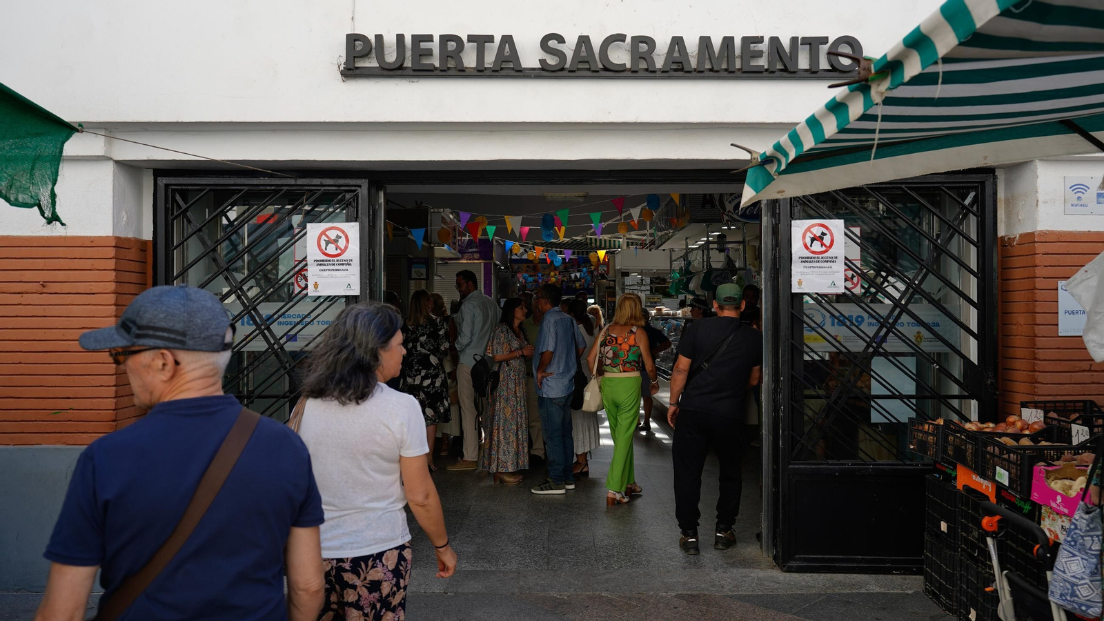 Fotos: Algeciras restituye la memoria del arquitecto Manuel Sánchez Arcas con una placa en el mercado Ingeniero Torroja