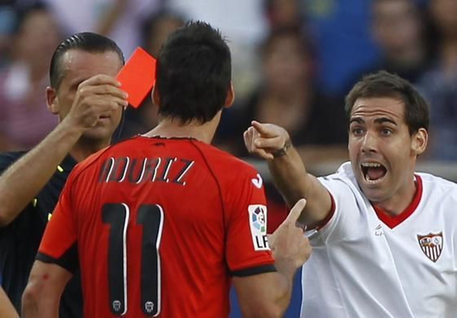 Fernando Navarro señala a Adúriz mientras el árbitro le saca la roja. / Reuters