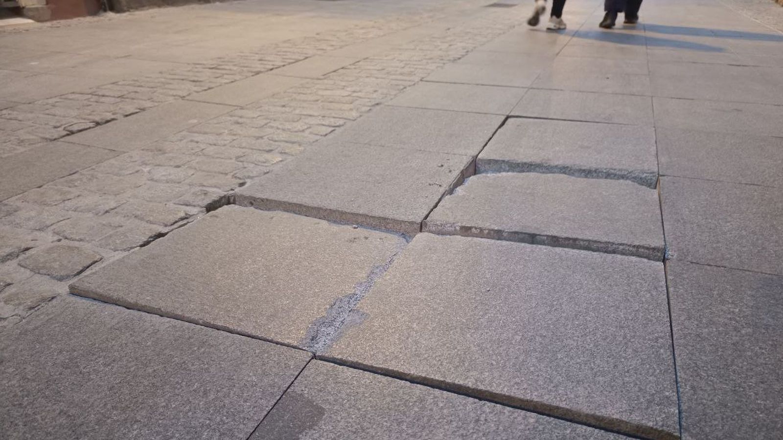 Un detalle de suelo en mal estado en el centro de la ciudad.