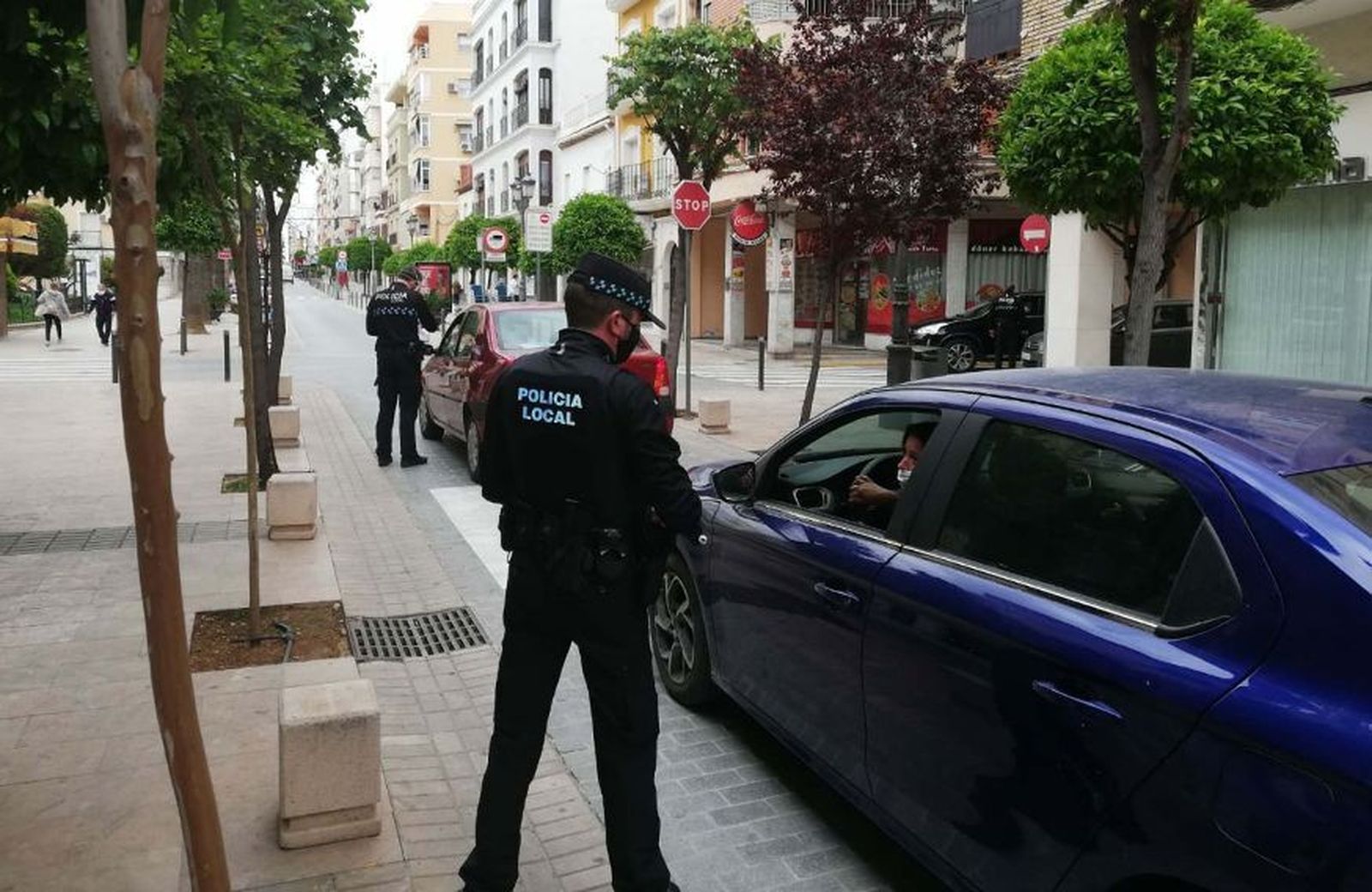 Control policial en Puente Genil.