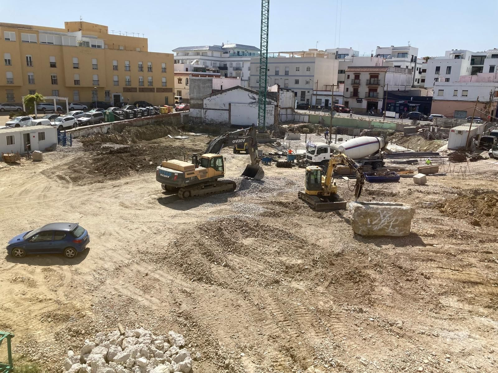 Solar donde se realizan las obras con la pieza de cemento, sin valor arqueológico