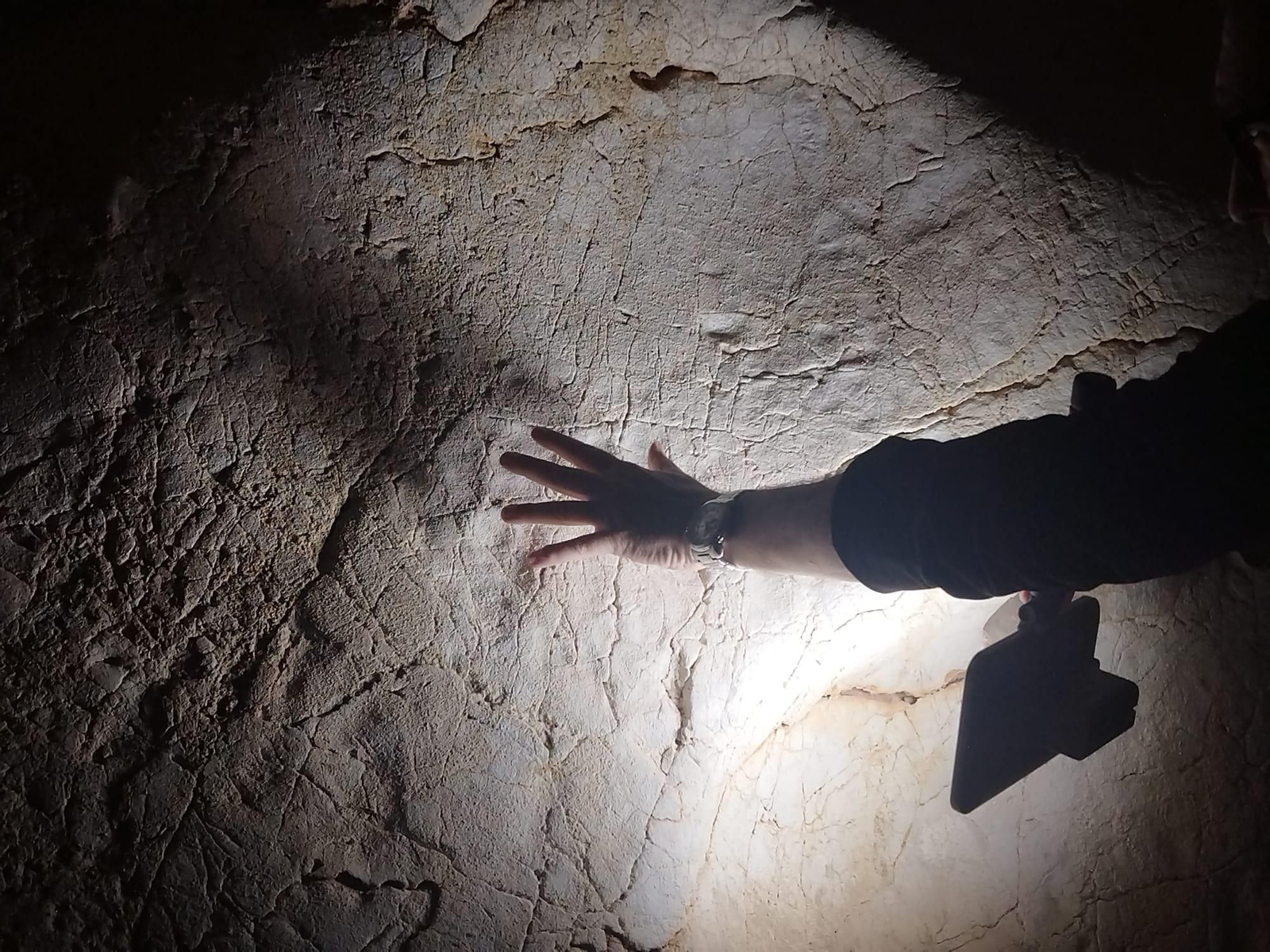 Así son las huellas humanas descubiertas en la Cueva del Tesoro de Rincón
