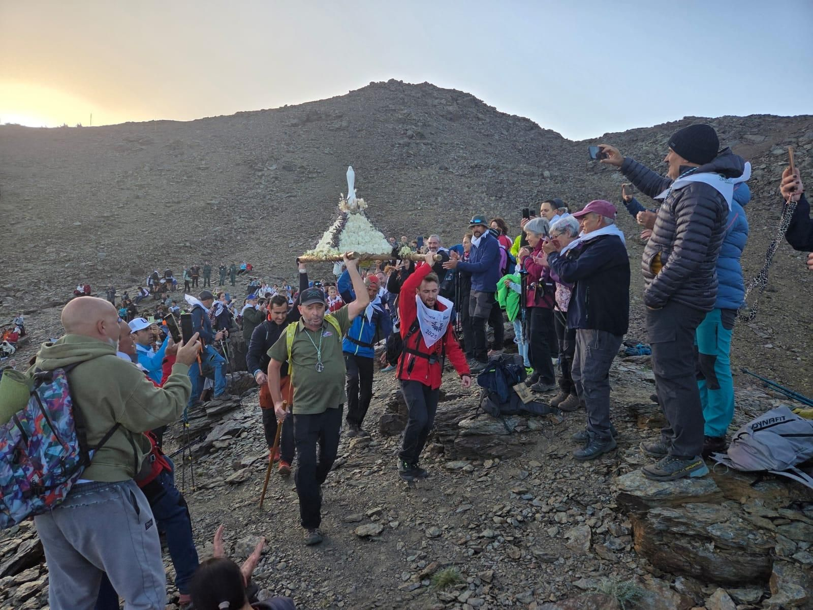 Los romeros levantan a la Virgen de las Nieves