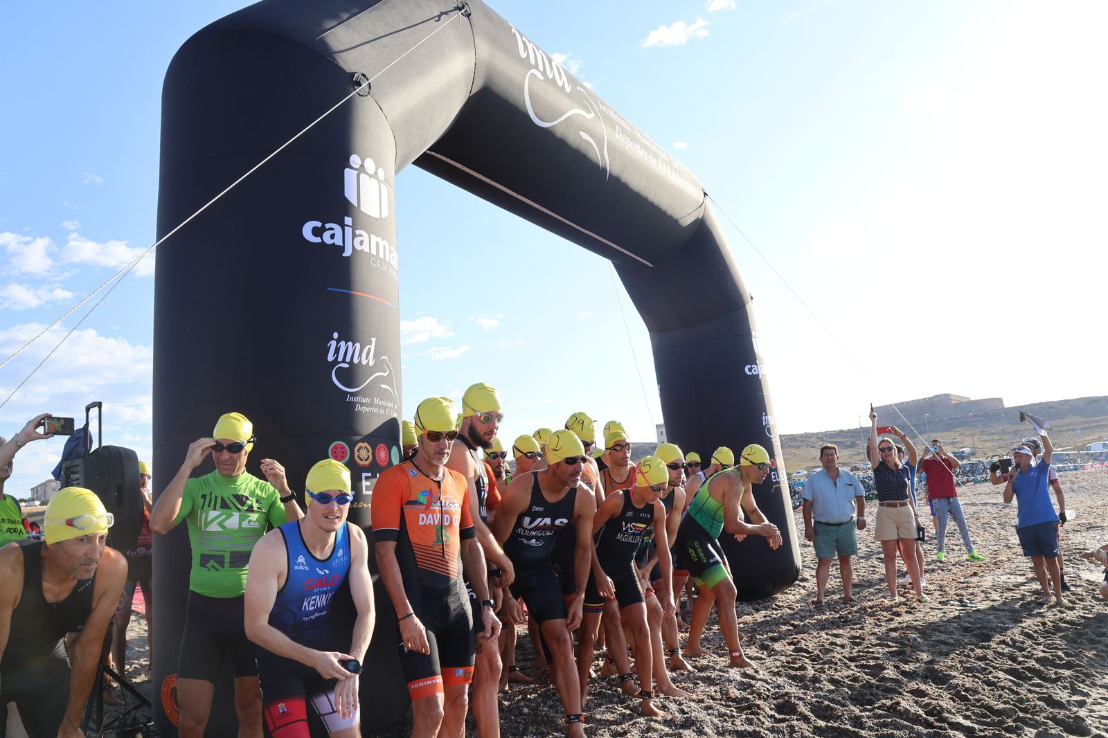 Los participantes de esta tercera edición del  Triatlón de Guardias Viejas preparados para tomar salida.