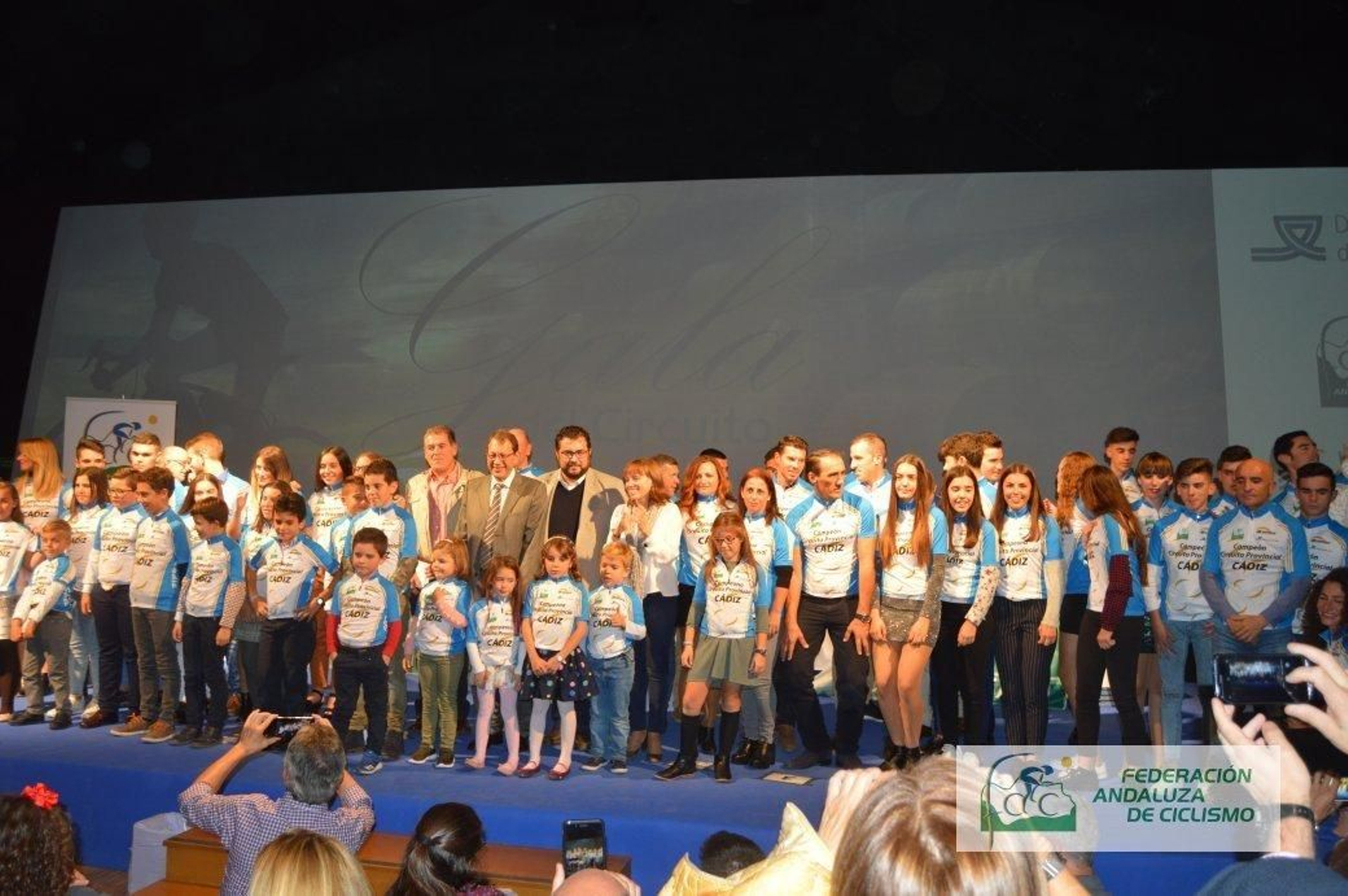 Los premiados posan con sus maillots de campeones provinciales junto al presidente de la Andaluza, Manuel Rodríguez, el diputado de Deportes, Jaime Armario, y la delegada Laura Álvarez.