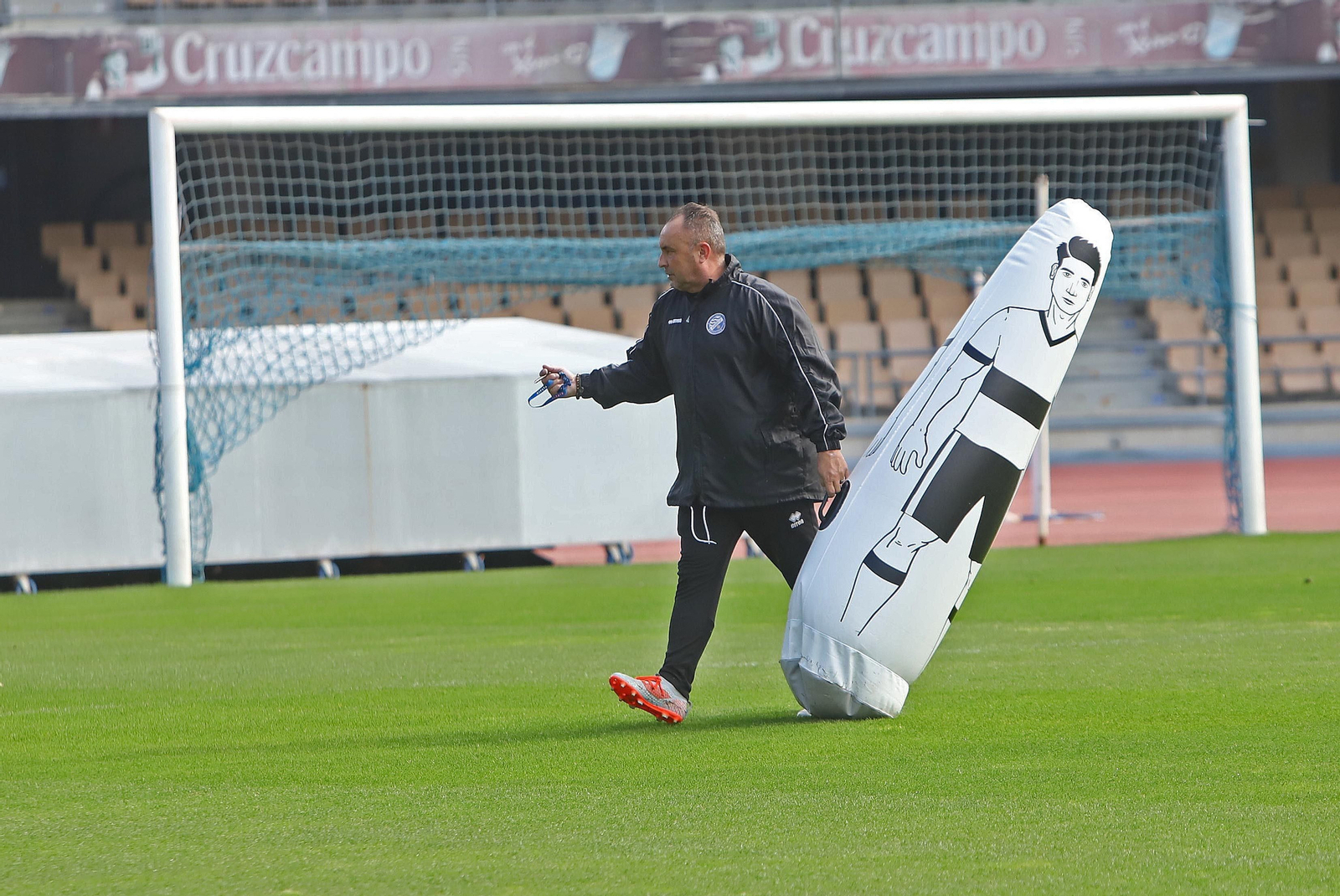 Josu Uribe, técnico del Xerez DFC, lamenta que todavía no se haya podido pisar Chapín.
