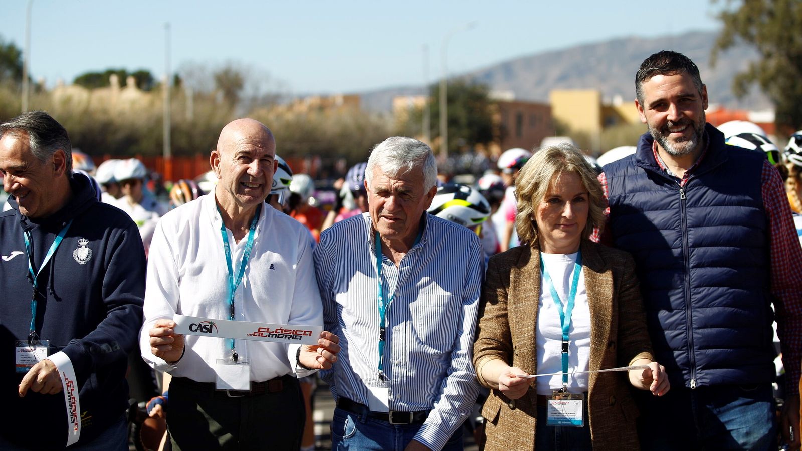 El director de la prueba posa junto con las principales autoridades presentes en la Clásica femenina.