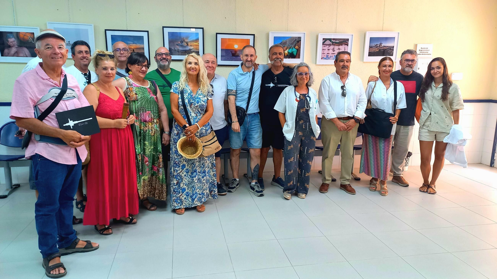 Acto de inauguración de la exposición en el Consultorio de Salud de Cabo de Gata.