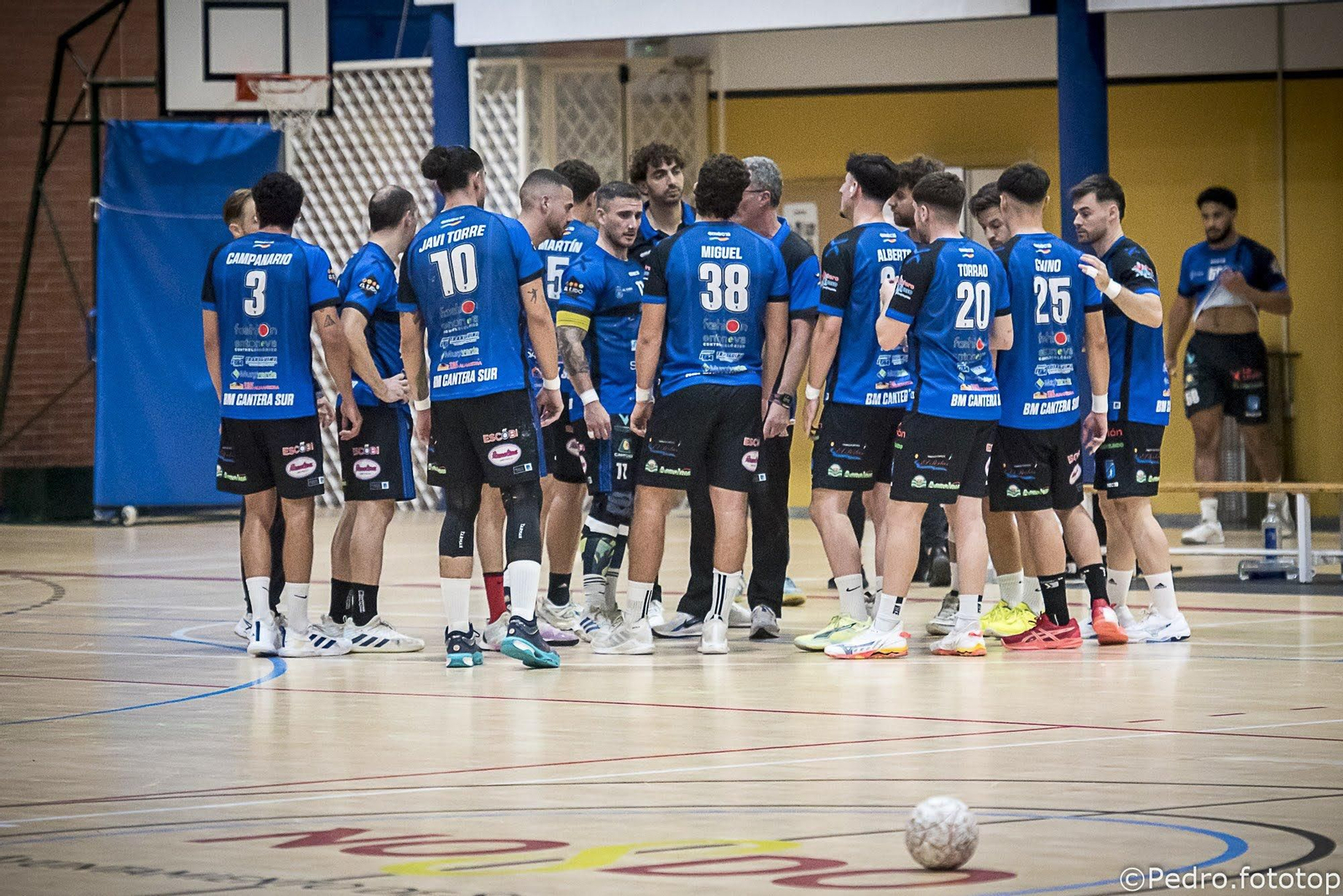 Los azulinos atienden las inidicaciones de su técnico durante el encuentro de la pasada jornada ante el Cajasol Sevilla BM Proin B.