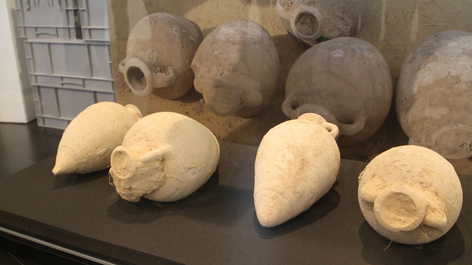 Algunas de las ánforas que guardan las monedas.