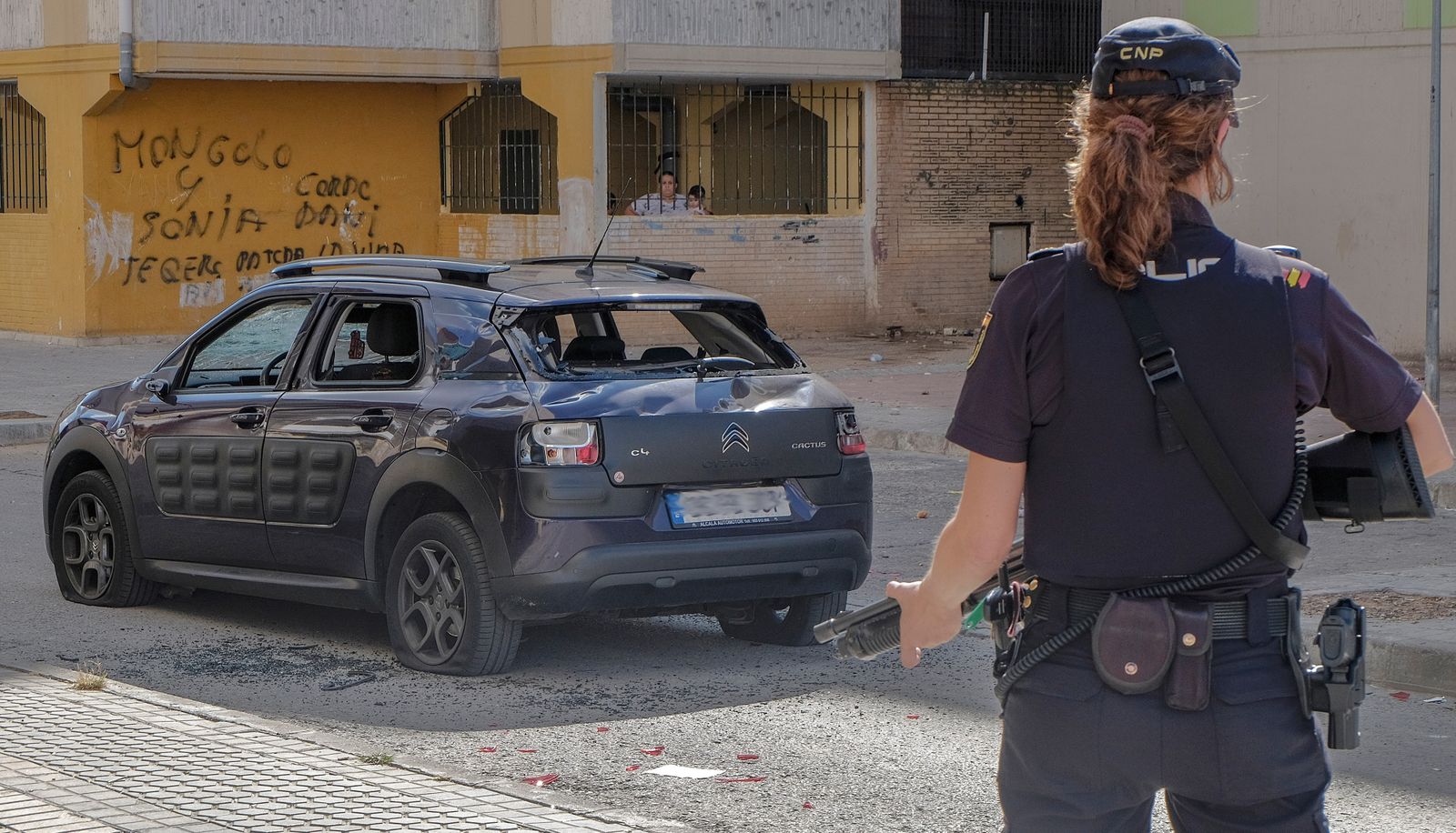 Una policía, en el lugar de los hechos.