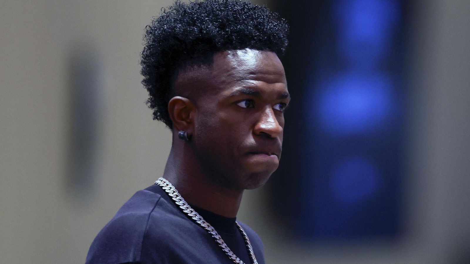 Vinícius aparece con rostro serio durante el acto en el palco del Santiago Bernabéu.