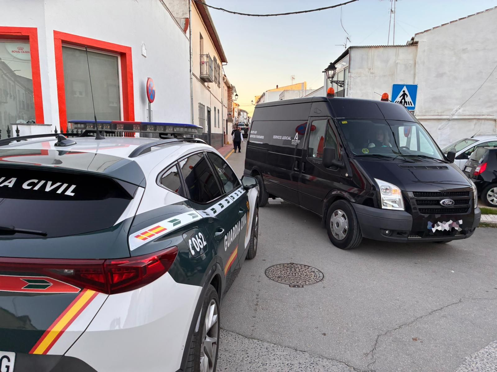 Despliegue policial en la zona donde se ha hallado el cuerpo de la joven de 25 años asesinada, presuntamente, por su pareja en Campillos.