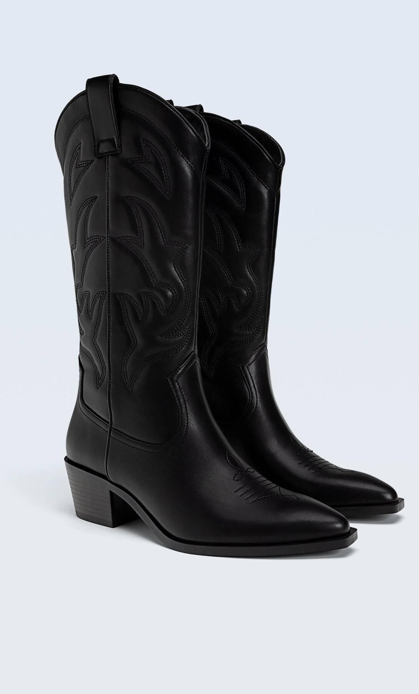 Botas cowboy de Stradivarius. Botas cowboy de Stradivarius.